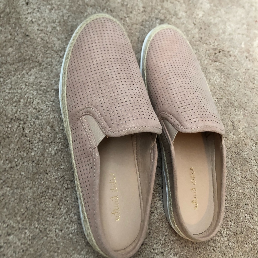 Slip on light pink shoes